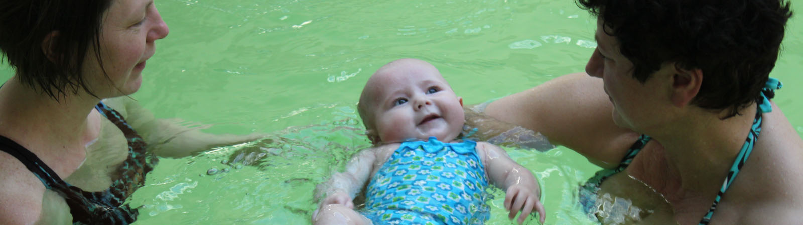 Sfeerbeeld zwemmende baby